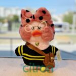 Jucărie de pluș Lalafanfan Duck cu costumaș, 30 cm (Varianta 1)