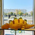 Jucărie de pluș pernă Dinozaur, 110 cm (Maro)